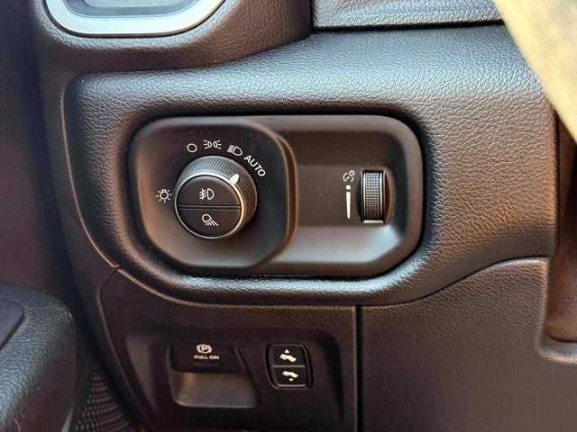 2020 RAM 1500 Big Horn Crew Cab 4x4 5'7' Box