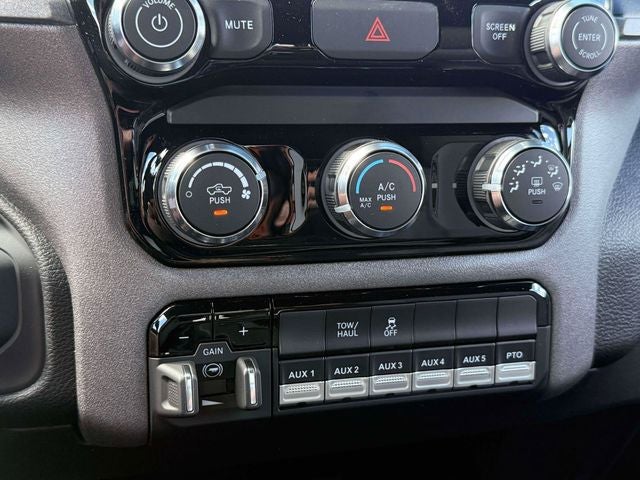2026 RAM 5500 Chassis RAM 5500 TRADESMAN CHASSIS CREW CAB 4X4 84' CA