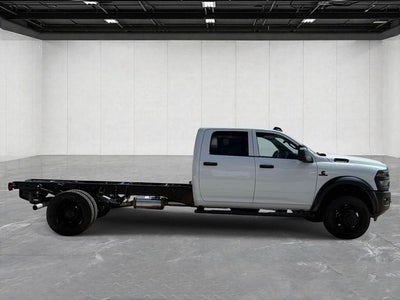 2026 RAM 5500 Chassis RAM 5500 TRADESMAN CHASSIS CREW CAB 4X4 84' CA