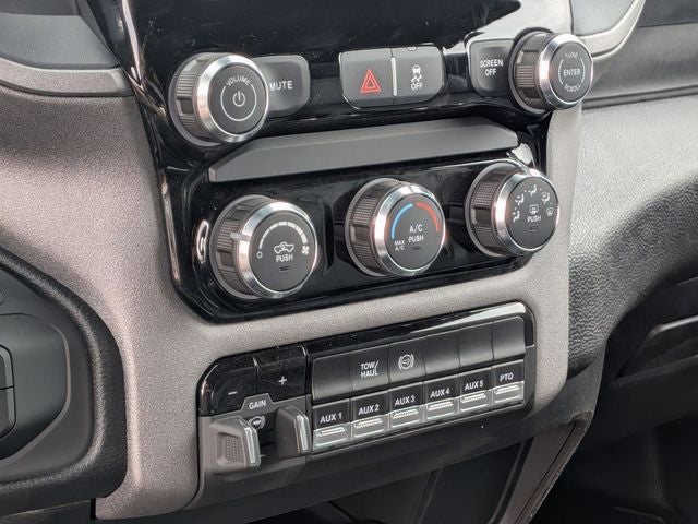 2026 RAM Ram 5500 Chassis Cab RAM 5500 TRADESMAN CHASSIS CREW CAB 4X4 84' CA